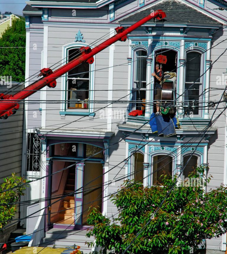 moving-a-piano-through-top-floor-window-of-a-house-san-francisco-ACTBJ4